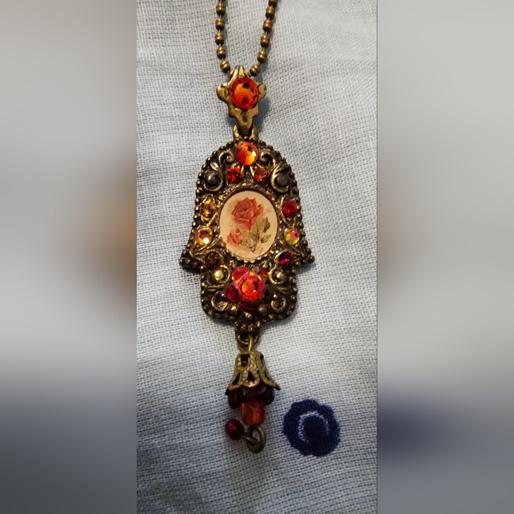 Hamsa Multicolor M Negrin. Includes the chain.